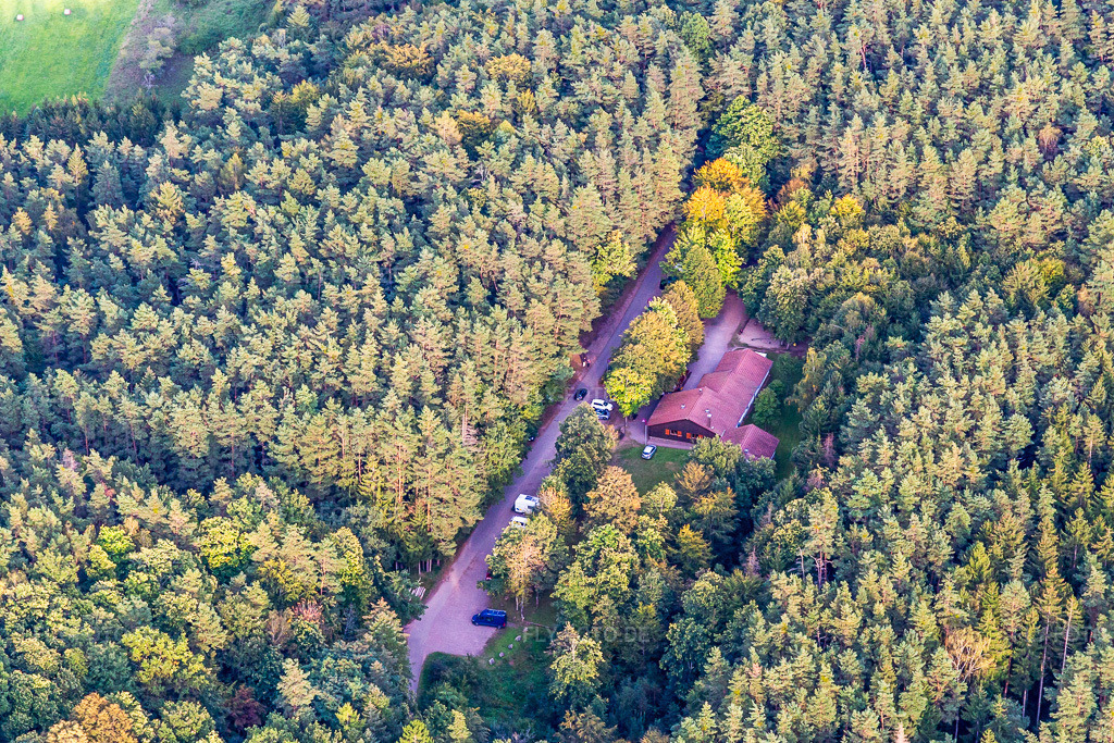 Luftbild: Drachenfelshütte an der Burg Drachenfels in Busenberg im Bundesland Rheinland-Pfalz in Deutschland. Foto: IMG_139009.jpg vom 30.09.2023 durch Werner Riehm/FLY-FOTO.deWWW.PWV-BUSENBERG.DE