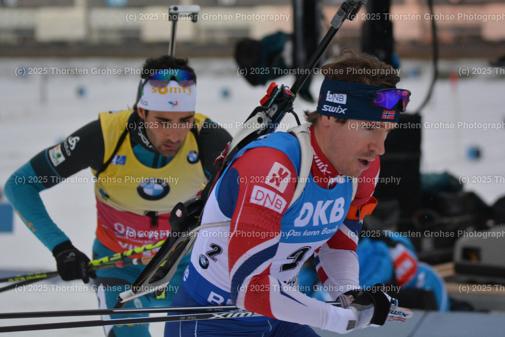 IBU WC Biathlon Oberhof 2018 | FOURCADE Martin (FRA) links und SVENDSEN Emil Hegle (NOR) rechts verlaesst den Schiessstand; IBU WC Biathlon Oberhof 2018, 12,5 km Verfolgung der Männer am 06.01.2018 in der DKB Ski Arena in Oberhof, (Deutschland) - Realisiert mit Pictrs.com