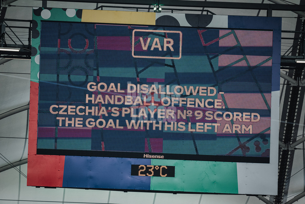 Fußball | Herren | UEFA-Fußball-Europameisterschaft 2024 | Gruppe F | Georgien vs. Tschechien | 22.06.2024 | Anzeige der Arena Goal Disallowed Handball Offence Czechias Player Number 9 Scored The Goal With His Left Arm