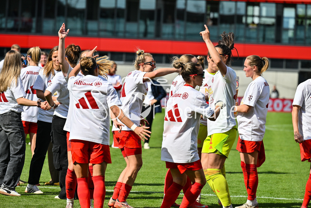 FC Bayern München - SC Freiburg | Die Spielerinnen des FC Bayern feiern die Meisterschaft nach dem Heimsieg gegen den SC Freiburg / Frauen Bundesliga: FC Bayern Muenchen - SC Freiburg, FC Bayern Campus am 27.04.2025