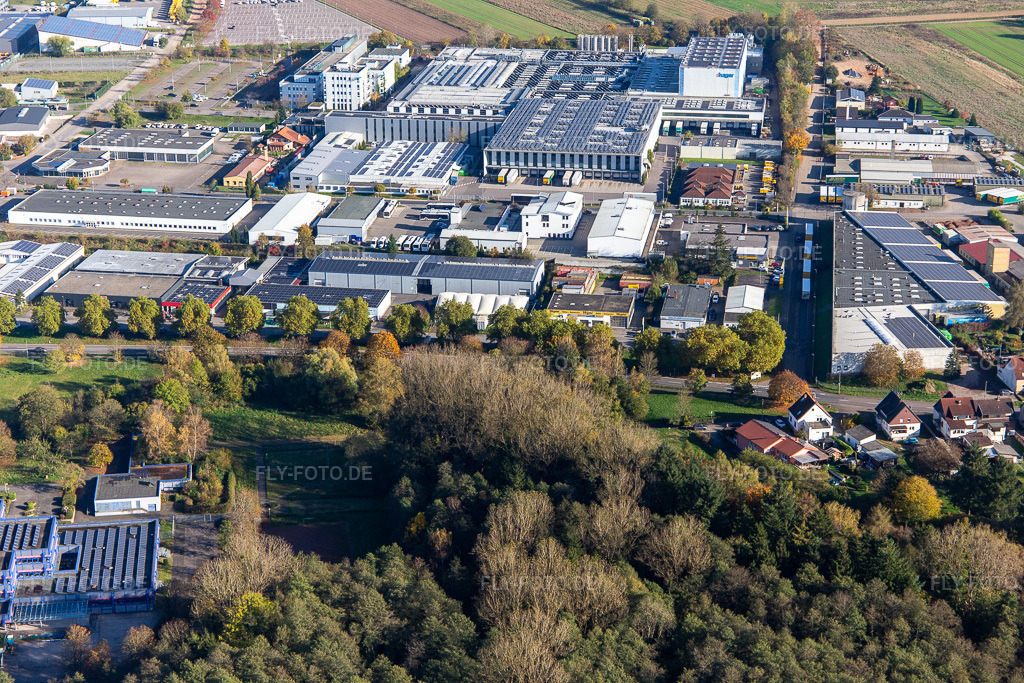 Luftbild: Industriegebiet In den Krummenäckern im Ortsteil Webenheim in Blieskastel im Bundesland Saarland in Deutschland. Foto: IMG_143991.jpg vom 27.10.2024 durch Werner Riehm/FLY-FOTO.de