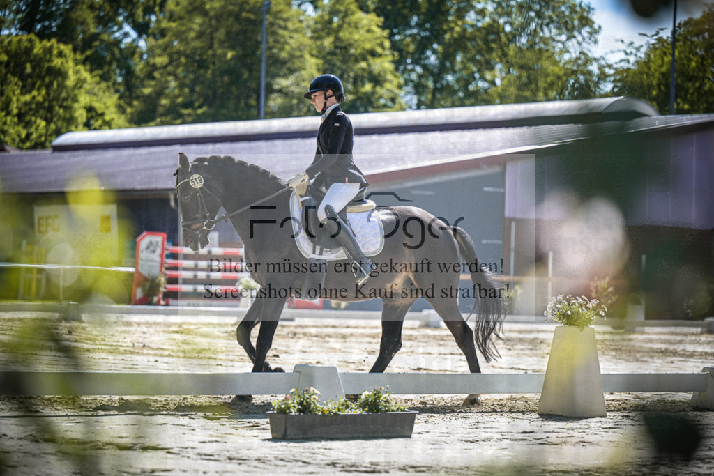 DOS_2377 | Entdecke hochwertige Reitturnierfotos von Foto Oger. Professionell, emotional und authentisch – jetzt Lieblingsmomente im Shop bestellen.Deutschlandweite Turnierfotografie. - Realisiert mit Pictrs.com