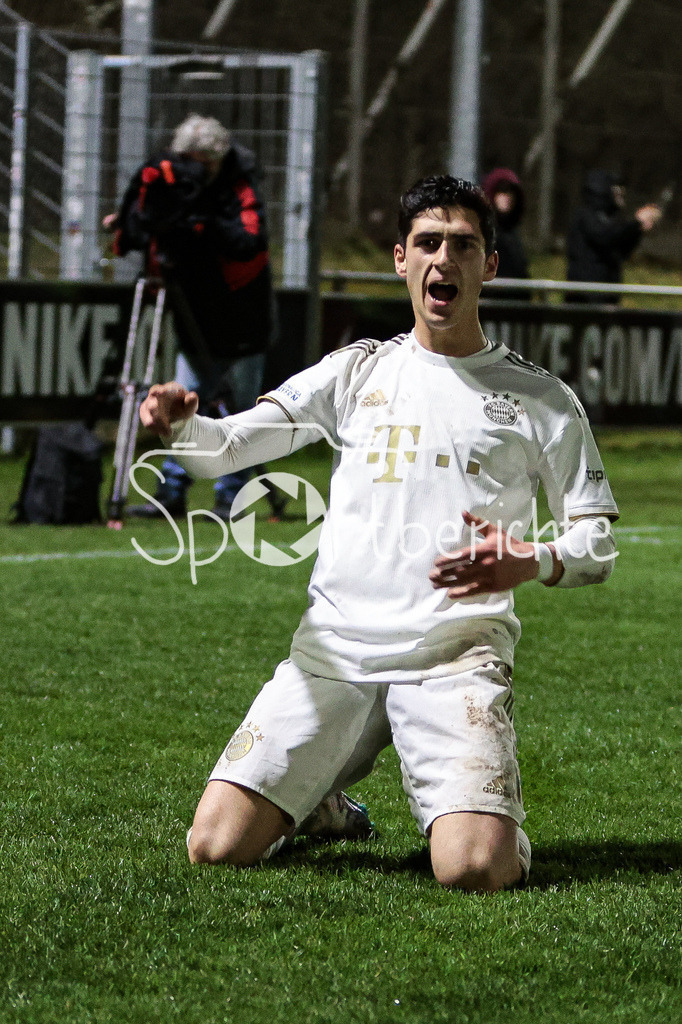 SV Heimstetten - FC Bayern Amateure | Grant-Leon RANOS (FCB #22) jubelt nach seinem Tor zum 1-5