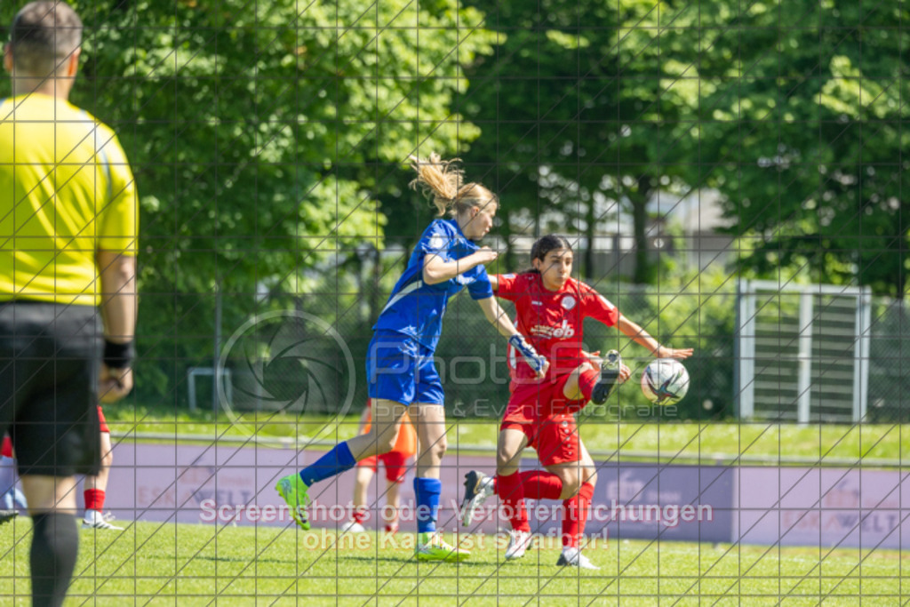 20250510_140517_0184 | Pelin Polat (1.FC Donzdorf #07)1.FC Donzdorf (rot) vs. Karlsruher SC (blau), Fussball, EnBW-Oberliga B -Juniorinnen, 23. Spieltag, Saison 2024/2025, Rasenplatz, Lautertal Stadion, Süßener Straße 16, 73072 Donzdorf, 10.05.2025 - 14:00 Uhr,Foto: PhotoPeet-Sportfotografie/Peter Harich