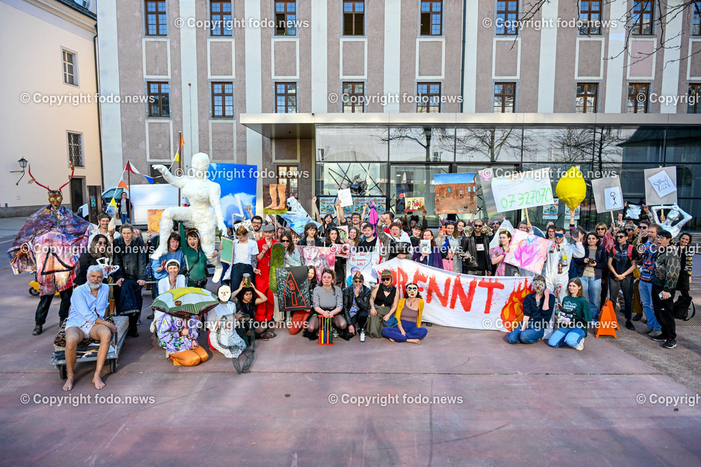 50 Jahre Kunstuniversitaet Linz - Kunstprojekt auf der Landstrasse_ Umzug_ 22.03.2023-5 | 22.03.2023, Linz, AUT, 50 Jahre Kunstuniversitaet Linz - Kunstprojekt auf der Landstrasse, Umzug im Bild Gruppe, Kunststudenten