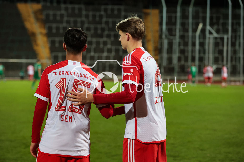FC Augsburg II - FC Bayern Amateure | Salih SEN (FCB #15) und Gryson DETTONI (FCB #4) werden zusmamen eingewechselt