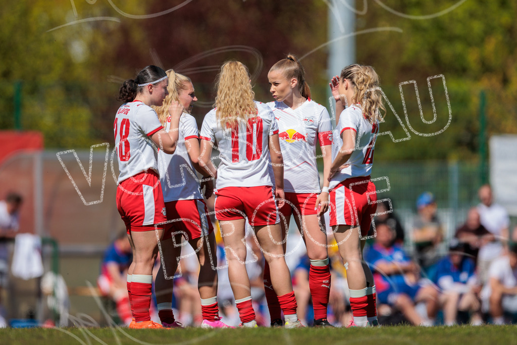 Gipfeltreffen der Frauen: Finale um den Sachsenlotto Landespokal 2026 | Am 1. Mai 2026 trafen im Endspiel des Sachsenlotto Landespokals die Frauen des Chemnitzer FC und die zweite Mannschaft von RasenBallsport Leipzig aufeinander. Vor stimmungsvoller Kulisse kämpften beide Teams ab 15:00 Uhr um die begehrte Trophäe des sächsischen Fußballs. Diese Galerie zeigt die Highlights, packende Zweikämpfe und die emotionalsten Momente des Finaltags. - Realisiert mit Pictrs.com