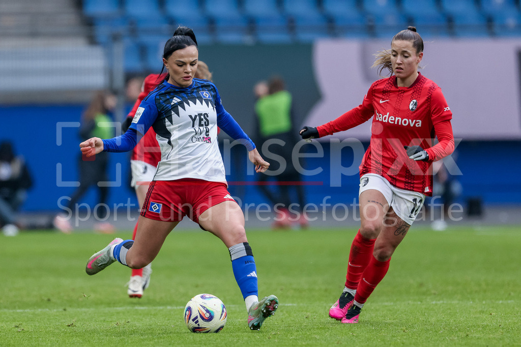 Fussball, Google Pixel Frauen-Bundesliga, Hamburger SV - SC Freiburg | v.li.: Nigar Mirzaliyeva (Hamburger SV, HSV, 4) und Selina Vobian (SC Freiburg, 10) im Zweikampf, Duell, Dynamik, Aktion, Action, Spielszene, DIE DFB-RICHTLINIEN UNTERSAGEN JEGLICHE NUTZUNG VON FOTOS ALS SEQUENZBILDER UND/ODER VIDEOÄHNLICHE FOTOSTRECKEN. DFB REGULATIONS PROHIBIT ANY USE OF PHOTOGRAPHS AS IMAGE SEQUENCES AND/OR QUASI-VIDEO.