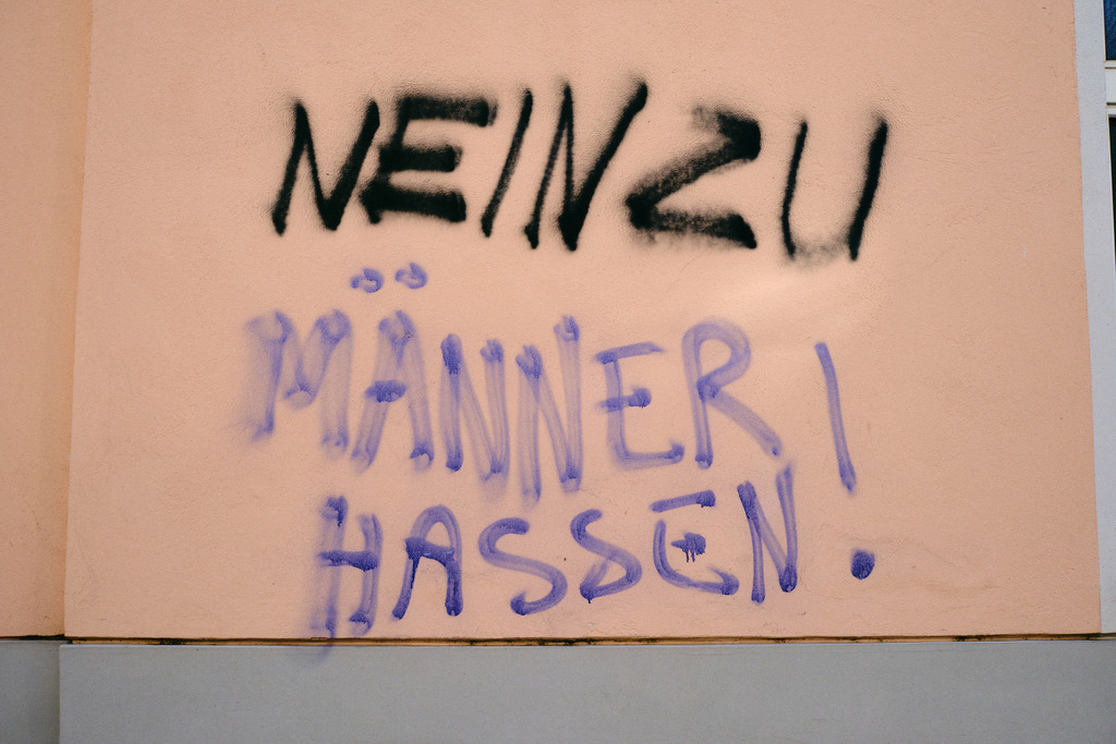Aufschrift Nein zu Männer Hassen | Wien, Austria - February 03, 2025: Aufschrift Nein zu Männer Hassen an einer Hauswand. - Realisiert mit Pictrs.com
