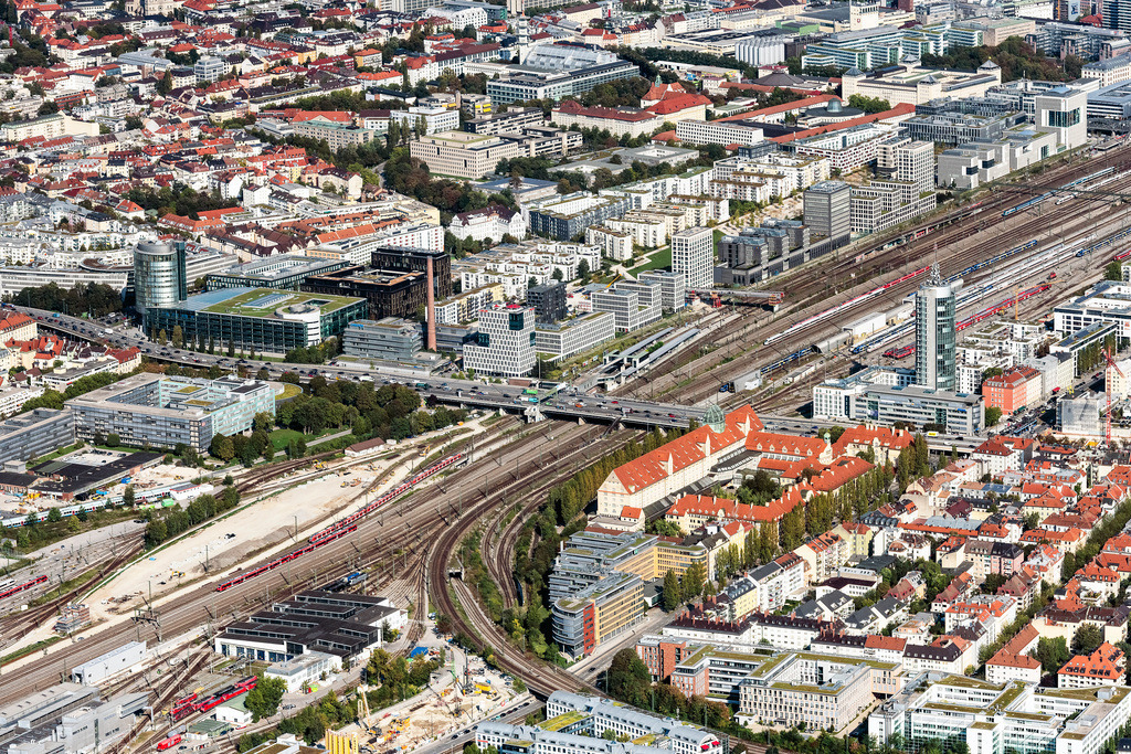 dr__0010313.jpg | MüNCHEN 18.09.2018 Gebäude- Ensemble um die Donnersbergerbrücke mit altem Hauptzollamt, Bürokomplex Central Tower und Gleisanlagen in München im Bundesland Bayern, Deutschland. Das ehemalige Hauptzollamt liegt an der Landsberger Straße im Stadtteil Westend Schwanthalerhöhe und gilt als Beispiel der "monumentalen Bauweise der Prinzregentenzeit". Heute beherbergt das Gebäude mit der markanten gläsernen Kuppel einzelne Abteilungen der Bundeszollverwaltung. Die Donnersberger Brücke ist Teil des Mittleren Ringes und gehört zu den meist befahrenen Strecken Europas mit hoher Belastung mit Feinstaub und Stickoxiden. // City view of the city area around Donnersbergerbruecke in Munich in the state Bavaria, Germany. Foto: Daniel Reiter