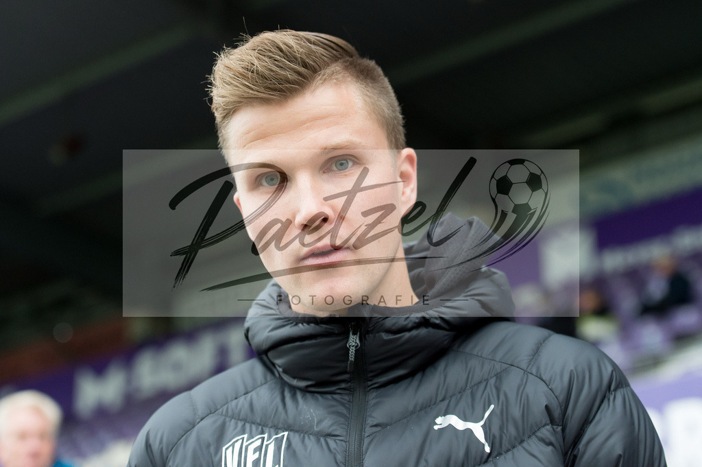 OSNTSV20211106_010 | Fussball, Herren: Lukas Kunze (VfL Osnabrueck) schaut bei dem Spiel der 3. Liga zwischen VfL Osnabrueck und TSV 1860 Muenchen im Stadion an der Bremer Bruecke am 06.11.2021 in Osnanbrueck, Deutschland.DFB / DFL REGULATIONS PROHIBIT ANY USE OF PHOTOGRAPHS AS IMAGE SEQUENCES AND/OR QUASI-VIDEO. - Realisiert mit Pictrs.com