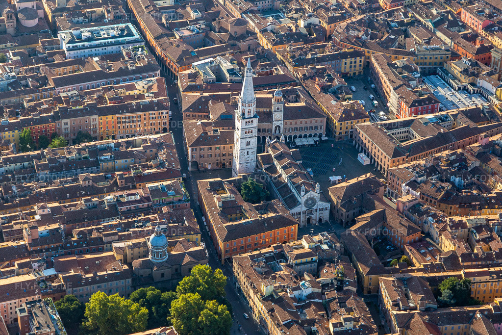 Luftbild: Kathedrale Von Modena Duomo di Modena in Modena im Bundesland Modena in Italien. – Foto: IMG_134861.jpg vom 20.09.2022 durch Werner Riehm/FLY-FOTO.de – Auflösung des Originals: 5472 x 3648 px – Dumo di Modena