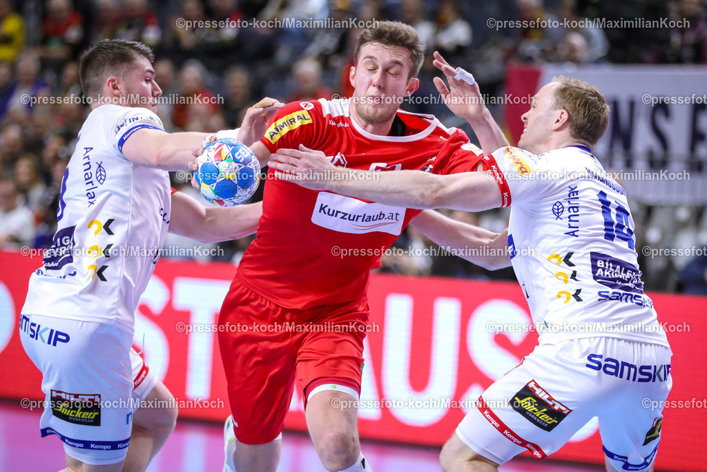 EHFEURO24012401055 | 24.01.2024, EHF EURO 2024, Männer Europameisterschaft Handball, Lanxess Arena in Köln, Österreich - Island: Mykola Bilyk (Österreich) gegen Omar Ingi Magnusson (Island) und Elvar Örn Jonsson (Island)