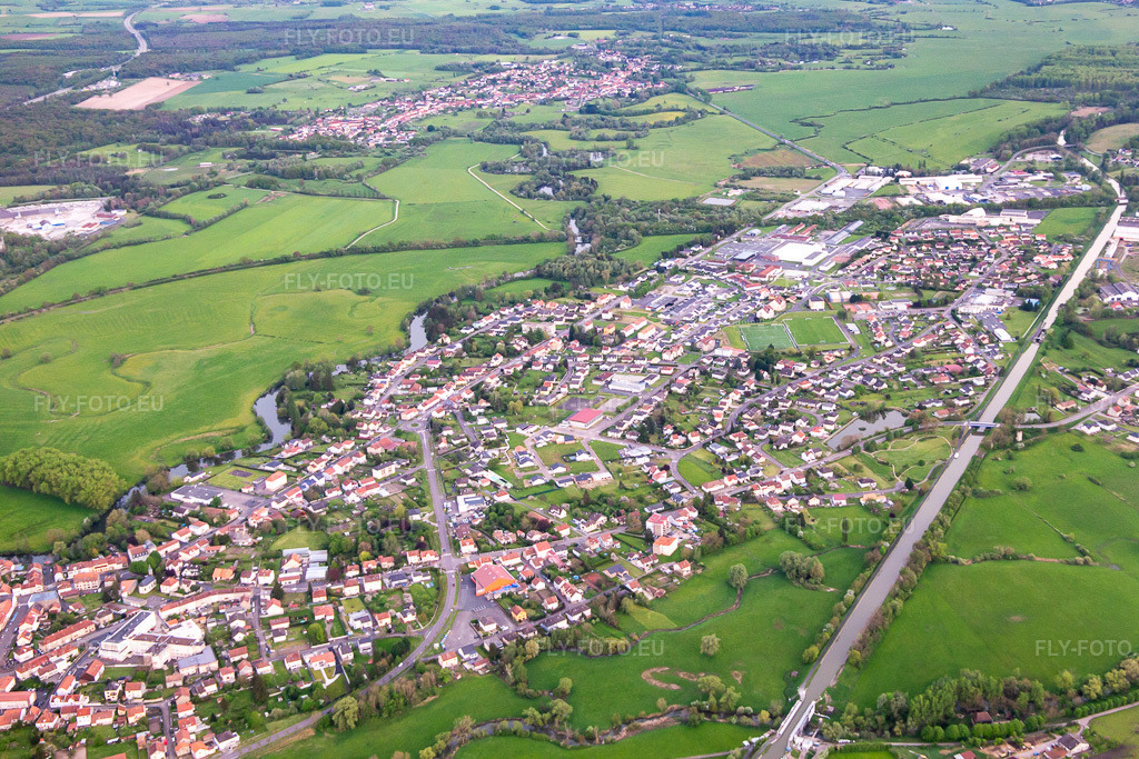Vue aérienne: Vue de la ville depuis le nord-ouest à Sarralbe dans le département Moselle, France. Photo: IMG_140517.jpg prise le 30/04/2024 par Werner Riehm/FLY-FOTO.euRésolution de l'original: 4799 x 3199 px