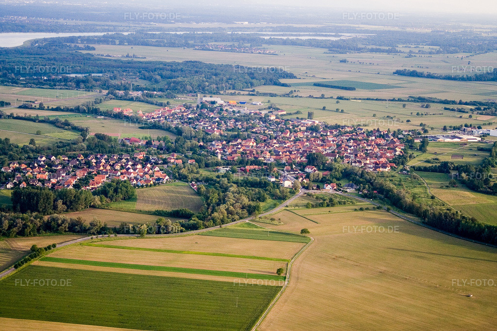 Luftbild: Ortsansicht von Nordwesten in Beinheim im Bundesland Bas-Rhin in Frankreich. – Foto: IMG_2416.jpg vom 04.06.2006 durch Werner Riehm/FLY-FOTO.de – Auflösung des Originals: 3456 x 2304 px