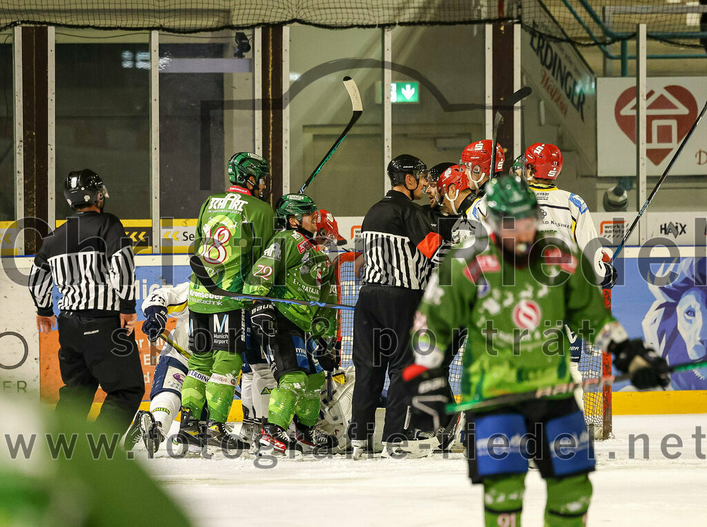 2023-12-26_058_TSV_Erding_gegen_ERV_Schweinfurt | Erding, Deutschland, 26.12.2023:
Eishockey, Bayernliga Vorrunde 2023 / 2024, 20. Spieltag, TSV Erding gegen ERV Schweinfurt, Endergebnis: 9:3

Daniel Krzizok (Erding Gladiators, #18), Leon Abstreiter (Erding Gladiators, #72)

Foto: Christian Riedel / fotografie-riedel.net