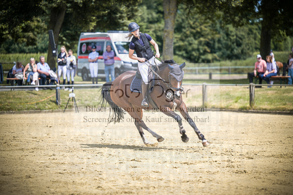DOS_9212 | Entdecke hochwertige Reitturnierfotos von Foto Oger. Professionell, emotional und authentisch – jetzt Lieblingsmomente im Shop bestellen.Deutschlandweite Turnierfotografie. - Realisiert mit Pictrs.com