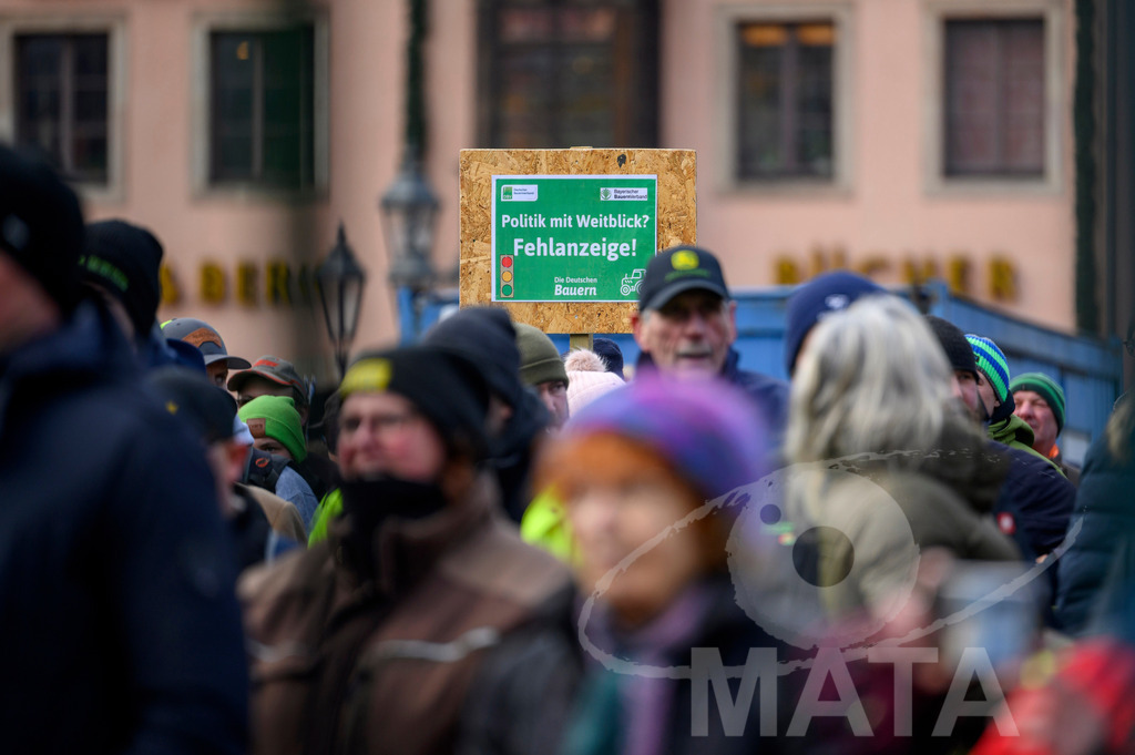 _DWA4611 | Bauerndemo gegen Agrarpolitik der Bundesregierung  auf dem Straße Obstmarkt und Hauptmarkt . Nürnberg, 08.01.2024 - Realisiert mit Pictrs.com