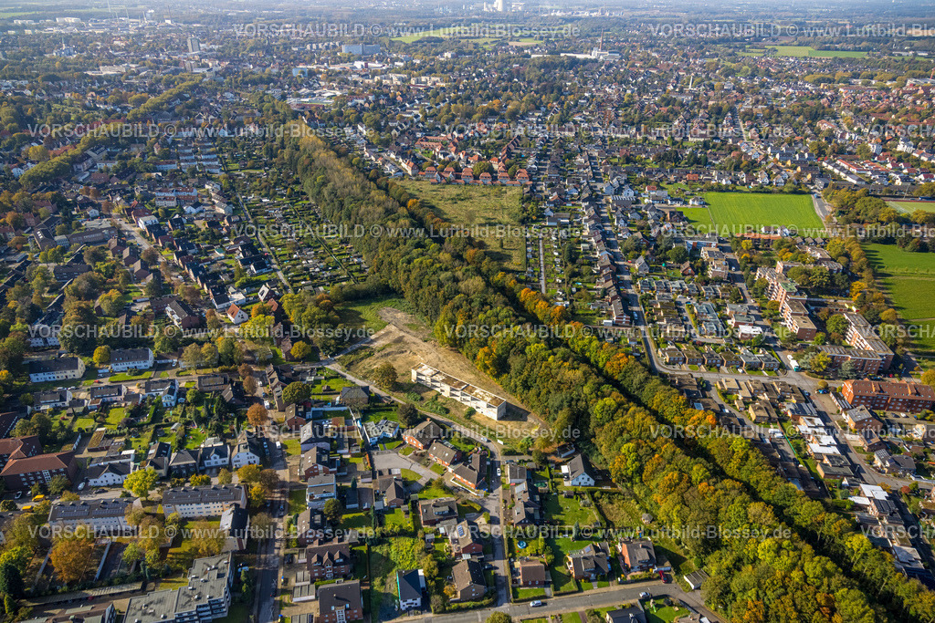 Luenen241012353 | Luftbild, Lost Place ehemalige Hauptschule, Brachfläche und baufälliges Gebäude Am Diek, Eisenbahnlinie und Baumallee in herbstlichen Farben, Wohngebiet Wethmar, Lünen, Ruhrgebiet, Nordrhein-Westfalen, Deutschland