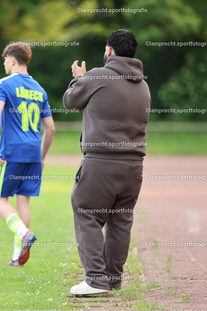 Fußball I Junioren I Kreispokal Lübeck I Finale I JSG Concordia Lübeck - TSV Siems I 09.06.2025.257 | Mubin Salih (Co-Trainer, JSG Concordia Lübeck) - Realisiert mit Pictrs.com