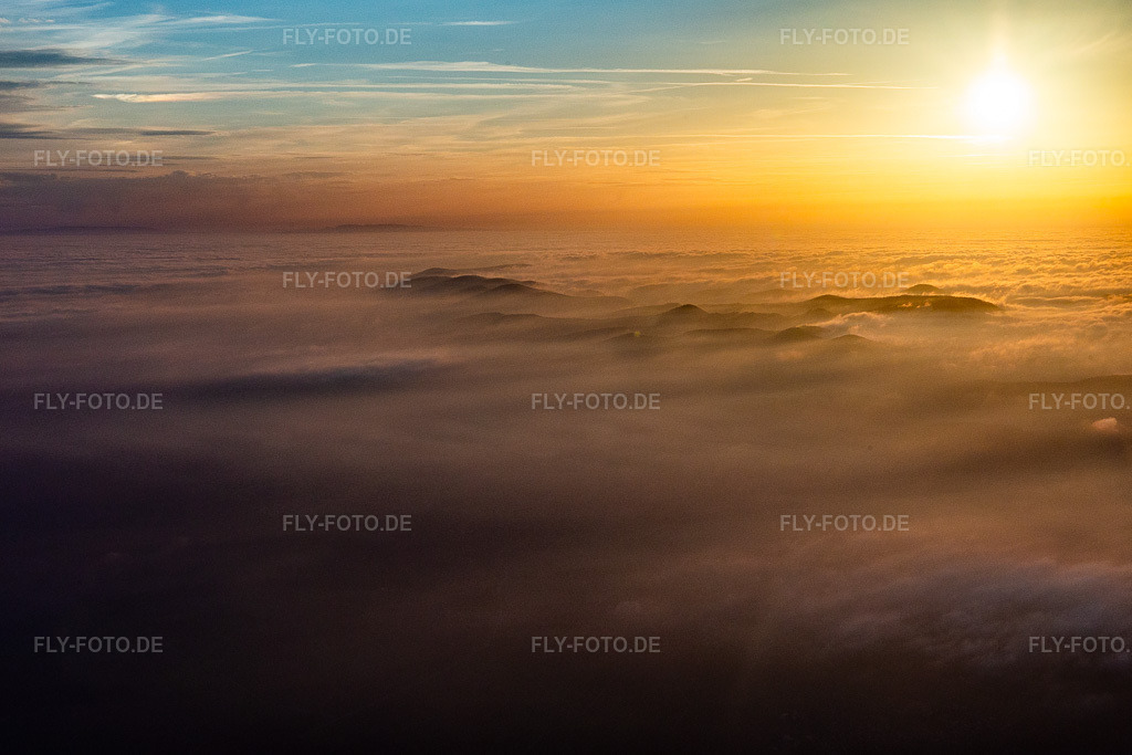 Luftbild: Sonnenuntergang über den Nordvogesen und dem Pfälzerwald in Wolken in Soultz-sous-Forêts im Bundesland Bas-Rhin in Frankreich. Foto: IMG_144083.jpg vom 09.11.2024 durch Werner Riehm/FLY-FOTO.de