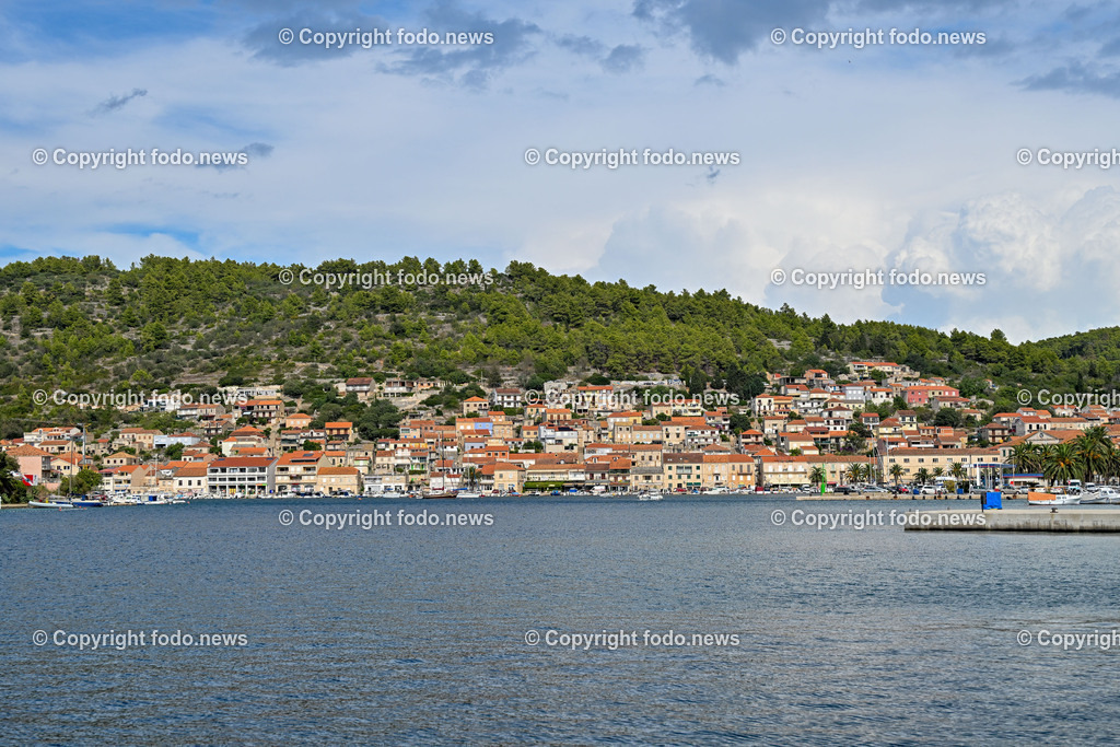 Kroatien_ Korcula_ Insel in Sueddalmatien_ Vela Luka_ 13.09.2024-12 | 13.09.2024, Kroatien, HRV, Korcula, Insel in Sueddalmatien, Vela Luka im Bild Hafen, Hafenansichten, Boot, Boote, Schiff, Schiffe, Gebauede, Adria, Meer, StadtansichtenVela Luka, woertlich Großer Hafen ist ein kroatischer Hafenort auf der Insel Korcula in der oestlichen Adria. Quelle: Wikipedia