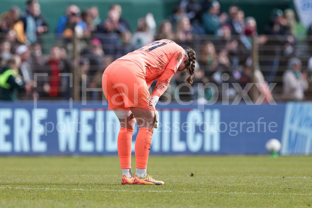Fussball, Google Pixel Frauen-Bundesliga, SV Werder Bremen - SGS Essen | Luisa Palmen (Torhüterin, Torwart, SGS Essen, 21) enttäuscht über die Niederlage, Enttäuschung nach dem Schlusspfiff, Abpfiff, Highlight, Verlierer, verloren, Frustration, pessimistisch, traurig, DIE DFB-RICHTLINIEN UNTERSAGEN JEGLICHE NUTZUNG VON FOTOS ALS SEQUENZBILDER UND/ODER VIDEOÄHNLICHE FOTOSTRECKEN. DFB REGULATIONS PROHIBIT ANY USE OF PHOTOGRAPHS AS IMAGE SEQUENCES AND/OR QUASI-VIDEO.
