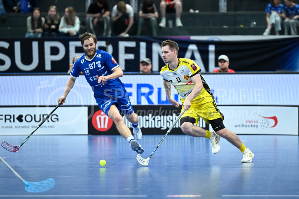 Zug United - HC Rychenberg - 25. April 2026 | Claudio Mutter (#13 HC Rychenberg Winterthur) vor Miko Kailiala (#87 Zug United) am L-UPL Superfinal-Spiel zwischen Zug United und HC Rychenberg am 25. April 2026 in der BCF Arena, Fribourg, Schweiz.Bild: Sportfotografie Markus Aeschimann | www.markus-aeschimann.ch - Realisiert mit Pictrs.com