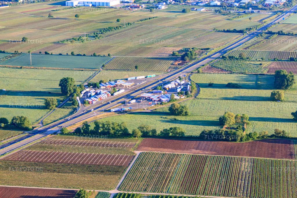 Luftbild: Serways Raststätte Pfälzer Weinstrasse an der A65 in Edesheim im Bundesland Rheinland-Pfalz in Deutschland. Foto: IMG_64608.jpg vom 04.05.2014 durch Werner Riehm/FLY-FOTO.dePfälzer Weinstraße Ost - Serways.de