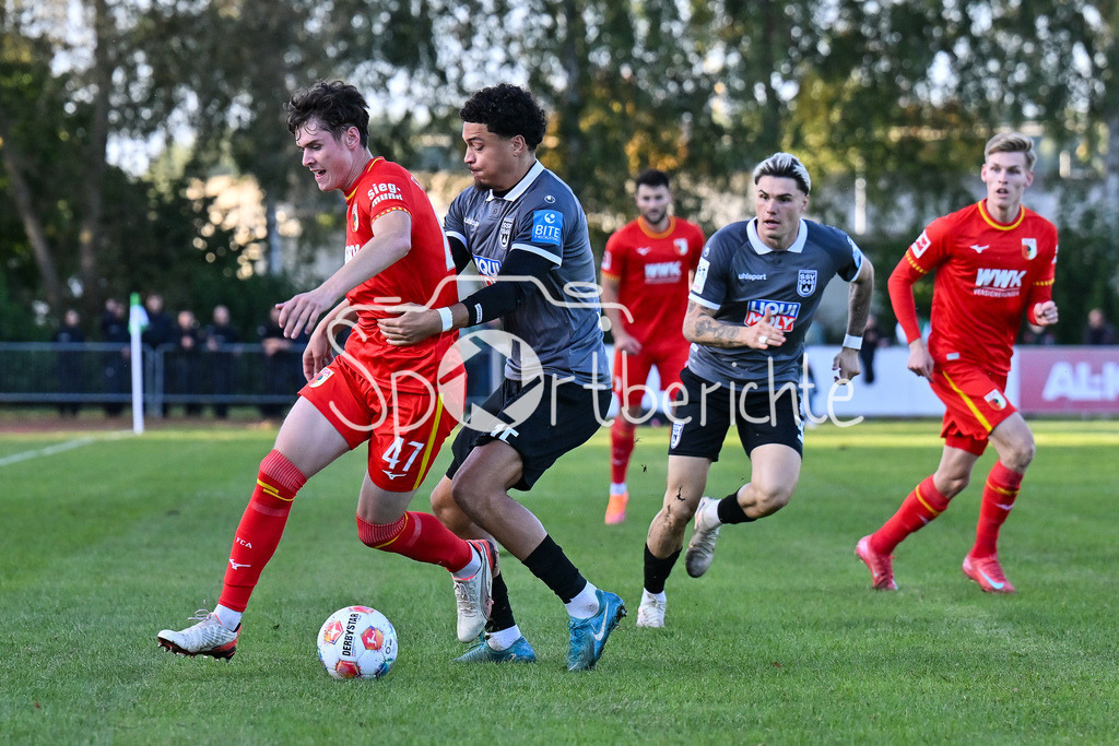 FC Augsburg - SSV Ulm 1846 Fussball | im Duell David SANTOS (FC Bayern München 47) und Jonas DAVID (SSV Ulm 15) / Zweikampf / Testspiel: FC Augsburg - SSV Ulm 1846 Fussball; TSV Burgau Sportzentrum am 08.10.2025