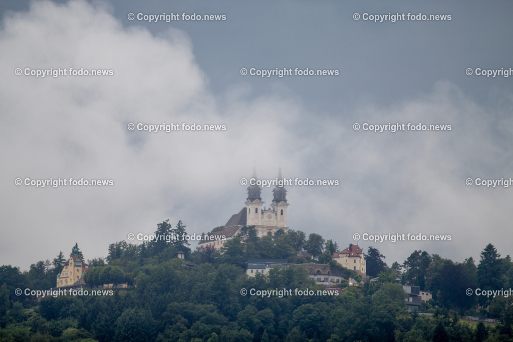 Linz_ Stadansichten_ 11.07.2025-2 | 11.07.2025, LINZ, AUT, Themenbild, im Bild Pöstlingberg, Poestlingberg, Kirche, Berg, Himmel, Turm, Tuerme, Ausflugsziel, Poestlingbergkirche, Wallfahrtsbasilika, Wahrzeichen, Linz, Wolken, Stimmung, Nebel, Feature, Symbolbild