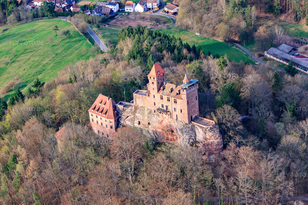 Luftbild: Burg Berwartstein in Erlenbach bei Dahn im Bundesland Rheinland-Pfalz in Deutschland. Foto: IMG_56547.jpg vom 17.04.2013 durch Werner Riehm/FLY-FOTO.deAuflösung des Originals: 4752 x 3168 pxBURGBERWARTSTEIN.DE