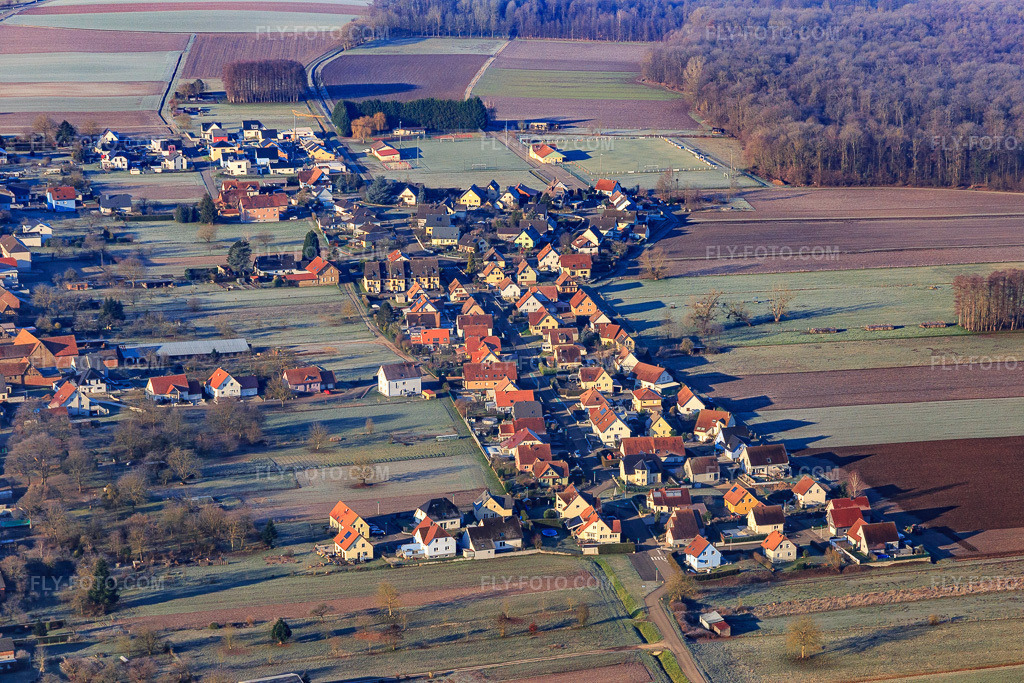Aerial view: Rue de Chemin de Fer from the east in Niederlauterbach in the state Bas-Rhin, France.Photo: IMG_124064.jpg taken on 01/11/2021 by Werner Riehm/FLY-FOTO.comResolution of the original: 5472 x 3648 px