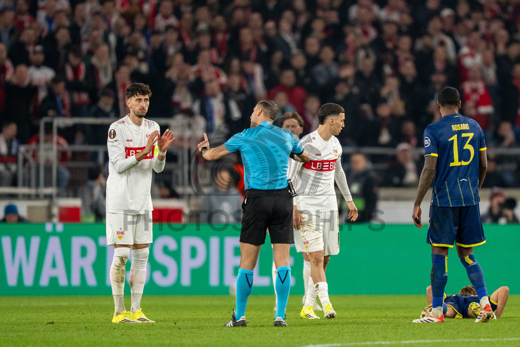 VfB Stuttgart vs. FC Porto, Fussball, Europa League, Achtelfinale, Hinspiel, 12.03.2026 | Atakan Karazor (VfB Stuttgart, #16) diskutiert mit Schiedsrichter Donatas Rumšas,VfB Stuttgart vs. FC Porto, Fussball, Europa League, Achtelfinale, Hinspiel, 12.03.2026Foto: photosbyphips/Philip Ziegler