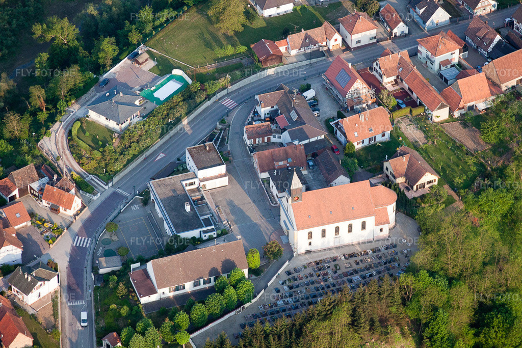 Luftbild: Église Saint-Pantaléon de Munchhausen in Munchhausen im Bundesland Bas-Rhin in Frankreich. – Foto: IMG_40318.jpg vom 22.04.2011 durch Werner Riehm/FLY-FOTO.de – Auflösung des Originals: 4752 x 3168 px