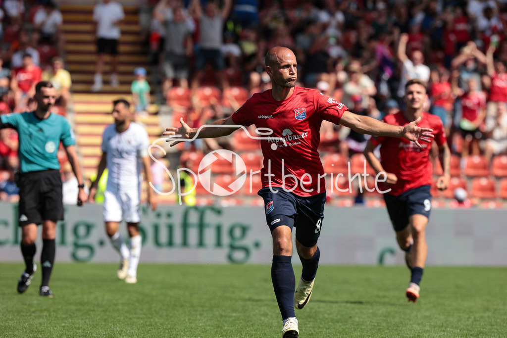 SpVgg Unterhaching - FC Ingolstadt | Manuel STIEFLER (UHG #8) jubelt nach seinem Traumtor zum 2-1 fuer die Spvgg / Tor / Treffer / Jubel / Freude / Torschuetze