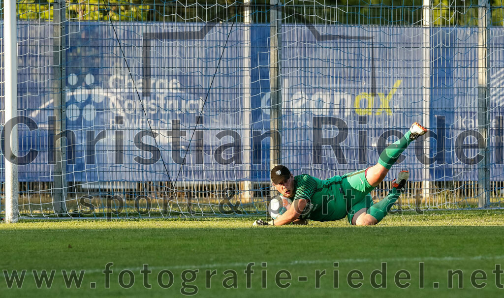 2023-07-14_080_FC_Langengeisling_gegen_FC_Velden-Eberspoint | Erding, Deutschland, 14.07.2023:
Fußball, Bezirksliga Oberbayern Ost 2023 / 2024, Testspiel, FC Langengeisling gegen FC Velden-Eberspoint, Endergebnis: 5:0

Torwart Michael Koch (FC Velden-Eberspoint, #1)

Foto: Christian Riedel / fotografie-riedel.net