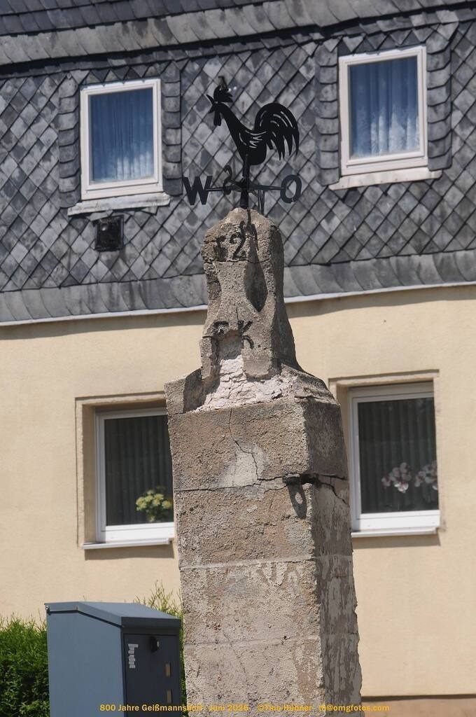 Geißmannsdorf-2026-Ortsbilder-418 | Geißmannsdorf bei Bischofswerda im Sommer 2026. Ein fotografischer Streifzug durch das Dorf Geißmannsdorf, mit Gebäuden, Straßen, Strohpuppen und geschmückten Vorgärten und Grundstücken anlässlich der 800-Jahr-Feier von Geißmannsdorf im Juni 2026 - Realisiert mit Pictrs.com