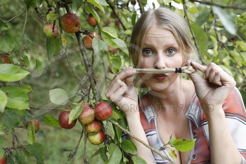 AgrarArt-APFELERNTE_5597 | #024 | Modell: Randy | Foto: Tschiponnique Skupin - Realisiert mit Pictrs.com