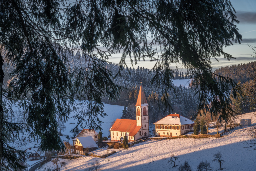 Kirche in Sankt Roman | Kirche von St. Roman in verschneiter Winterlandschaft - Realisiert mit Pictrs.com