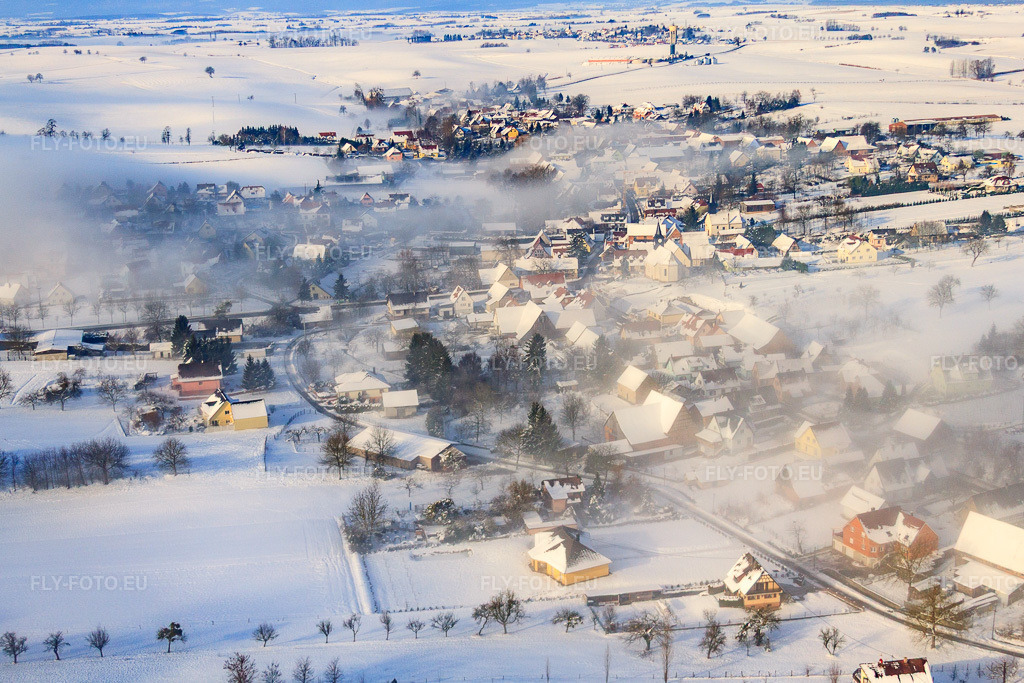 Vue aérienne: Vue du village en hiver, sous la neige et les nuages venant de l'est à Wintzenbach dans le département Bas Rhin, France – .Photo: IMG_36196.jpg prise le 02/01/2011 par Werner Riehm/FLY-FOTO.eu – Résolution de l'original: 4427 x 2952 px