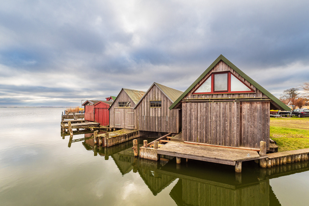 Bootshäuser im Hafen von Althagen am Bodden auf dem Fischland-Darß | Bootshäuser im Hafen von Althagen am Bodden auf dem Fischland-Darß.