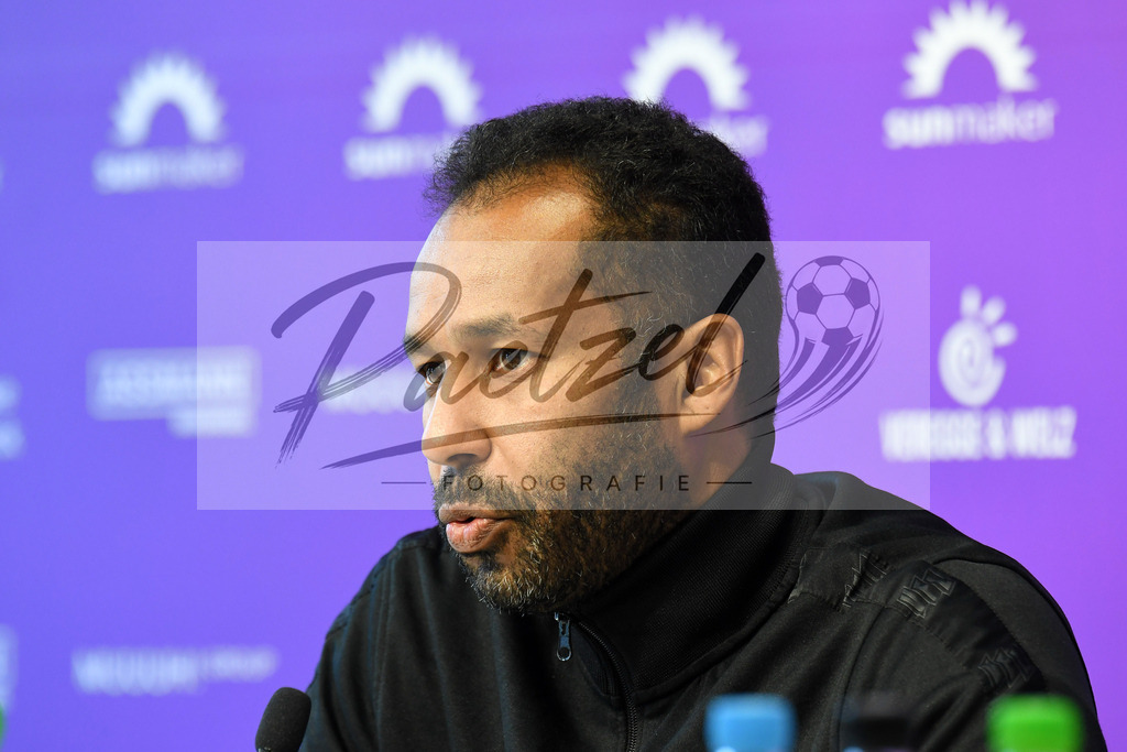 20200228_PKOSNA_0013 | Fussball, Herren: Trainer Daniel Thioune (VfL Osnabrueck) schaut waehrend der Pressekonferenz des VfL Osnabrueck im Presseraum des Stadion an der Bremer Bruecke am 28.02.2020 in Osnabrueck, Deutschland. - Realisiert mit Pictrs.com