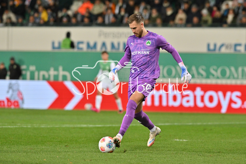 SpVgg Greuther Fürth - Karlsruher SC | FUERTH, GERMANY - OCTOBER 24: with ball Pelle BOEVINK (Spvgg Greuther Fuerth 26) during the 2. bundesliga match between SpVgg Greuther Fuerth vs. Karlsruher SC on matchday 10 at Sportpark Ronhof Thomas Sommer on October 24, 2025 in Fuerth, Germany / DFL REGULATIONS PROHIBIT ANY USE OF PHOTOGRAPHS AS IMAGE SEQUENCES AND/OR QUASI-VIDEO