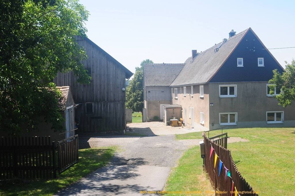 Geißmannsdorf-2026-Ortsbilder-271 | Geißmannsdorf bei Bischofswerda im Sommer 2026. Ein fotografischer Streifzug durch das Dorf Geißmannsdorf, mit Gebäuden, Straßen, Strohpuppen und geschmückten Vorgärten und Grundstücken anlässlich der 800-Jahr-Feier von Geißmannsdorf im Juni 2026 - Realisiert mit Pictrs.com