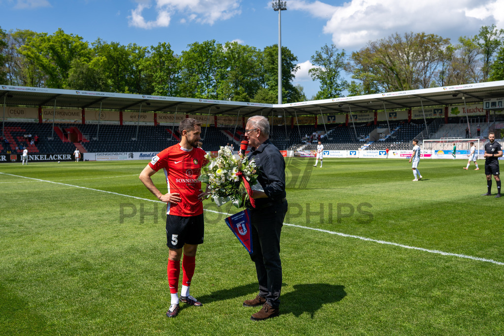 SG Sonnenhof Großaspach vs. SG Barockstadt Fulda-Lehnerz, Fussball, Regionalliga Suedwest, 33. Spieltag, 09.05.2026 | Volkan Celiktas (SG Sonnenhof Großaspach, #05) bekommt ein Blumenstrauss uebergeben durch einen Verantwortlichen von SG Barockstadt Fulda-Lehnerz,SG Sonnenhof Großaspach vs. SG Barockstadt Fulda-Lehnerz, Fussball, Regionalliga Suedwest, 33. Spieltag, 09.05.2026