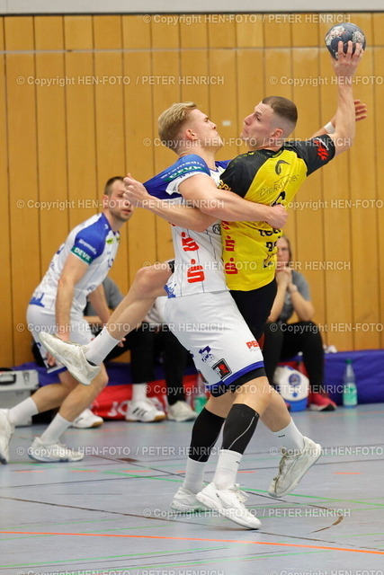 Erfolgreiches Remis für TV Groß-Umstadt | 20.12.2025 Handball Männer Regionalliga Saison 2025 2026 TV Groß-Umstadt - HSG Groß-Bieberau/Modau (33:33) hier v. li. Lukas Schmitt (26 Umstadt) Damjan Jajic (26 Bieberau) (Foto: Peter Henrich) - Realisiert mit Pictrs.com