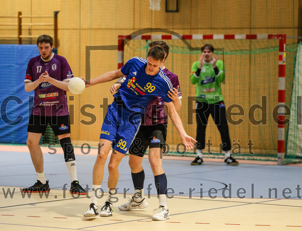 2024-10-13_064_SpVgg_Altenerding_gegen_SSG_Metten | Erding, Deutschland, 13.10.2024:Handball, Bezirksoberliga Männer 2024 / 2025, 4. Spieltag, SpVgg Altenerding gegen SSG Metten, Endergebnis: 40:22Niklas Fleps (SpVgg Altenerding, #17), Patrick Sigl (SSG Metten, #99), Ferdinand Menzel (SpVgg Altenerding, #75)Foto: Christian Riedel / fotografie-riedel.net