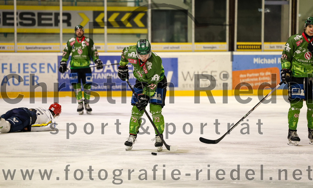 2023-12-26_094_TSV_Erding_gegen_ERV_Schweinfurt | Erding, Deutschland, 26.12.2023:
Eishockey, Bayernliga Vorrunde 2023 / 2024, 20. Spieltag, TSV Erding gegen ERV Schweinfurt, Endergebnis: 9:3

Leon Abstreiter (Erding Gladiators, #72)

Foto: Christian Riedel / fotografie-riedel.net