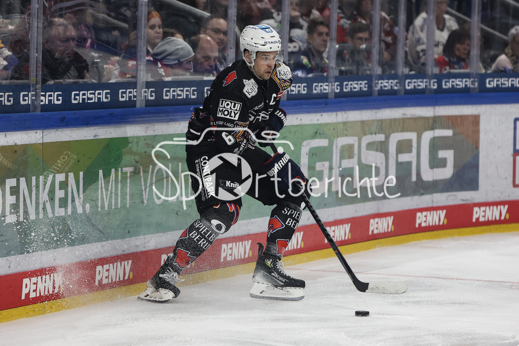 Eisbären Berlin - Augsburger Panther | am Puck Kai WISSMANN (EBB #6) / Einzelfoto / Freisteller